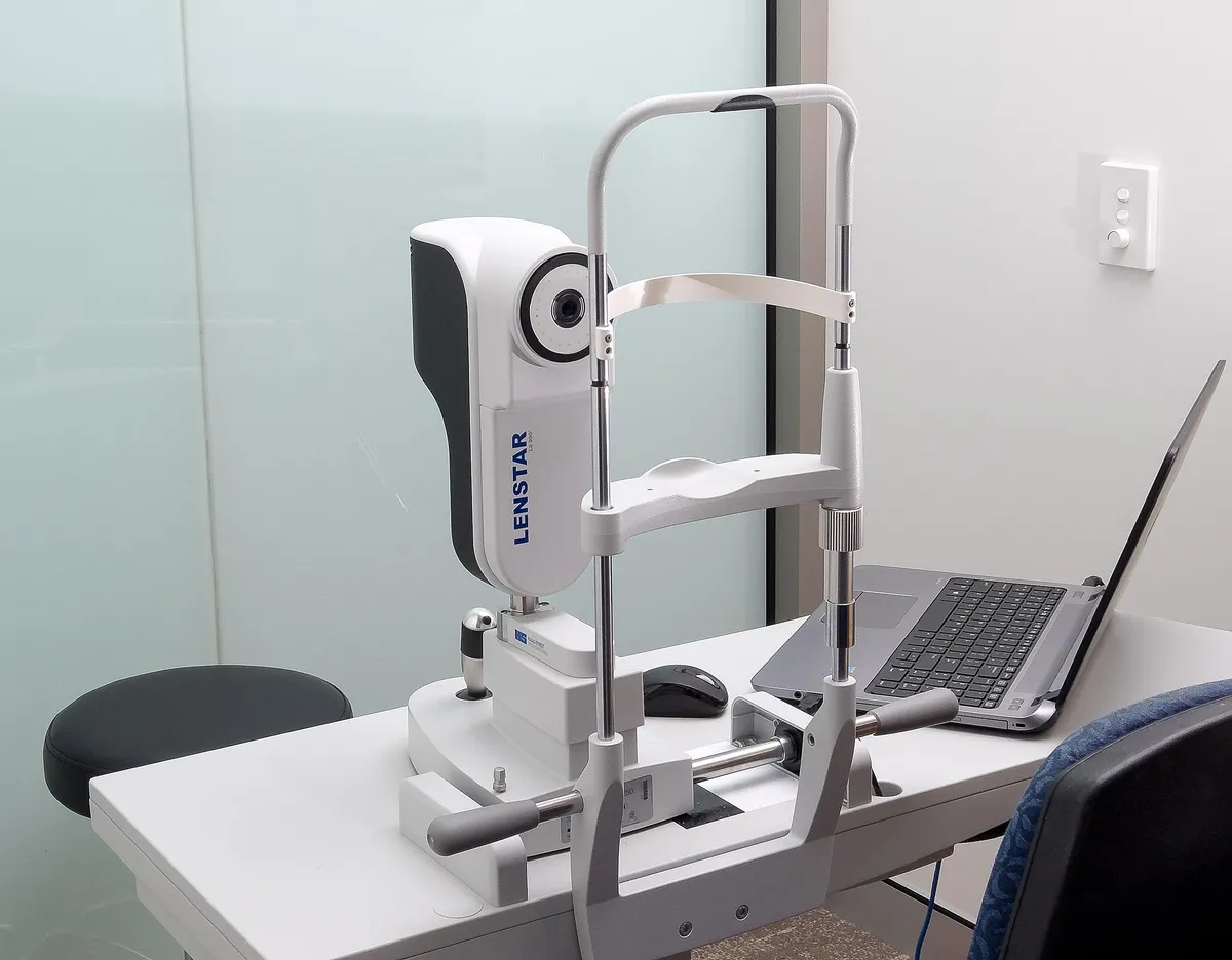 Lenstar eye testing machine